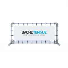 Barrière de banderole en bâche tendue.