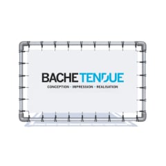 Enseigne murale avec bâche.